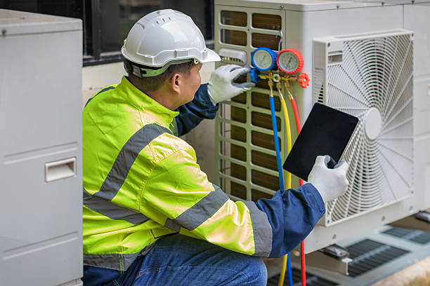 Professional Hvac technician working in Abingdon, IL